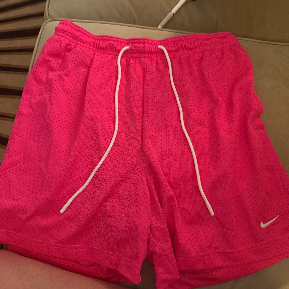Nike Men’s standard fit mid length athletic short. NWT
